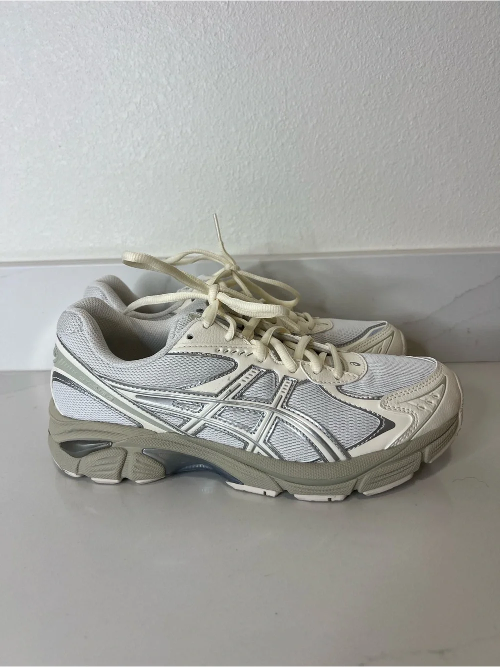ASICS White and Light Gray Running Sneakers size 6.5